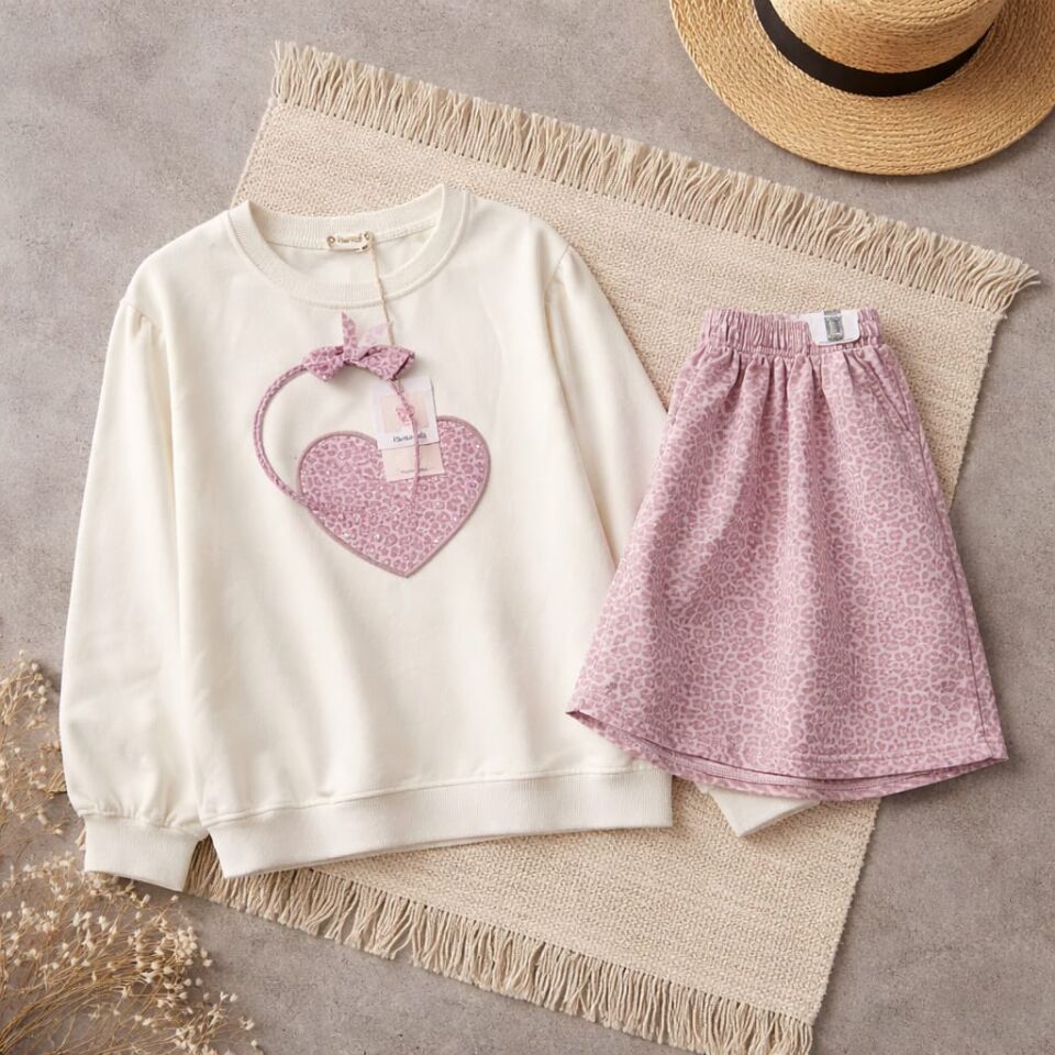 Pembe Kalp Detaylı Leopar Desenli 3’lü Kız Çocuk Takım – Sweatshirt, Etek ve Taç Seti