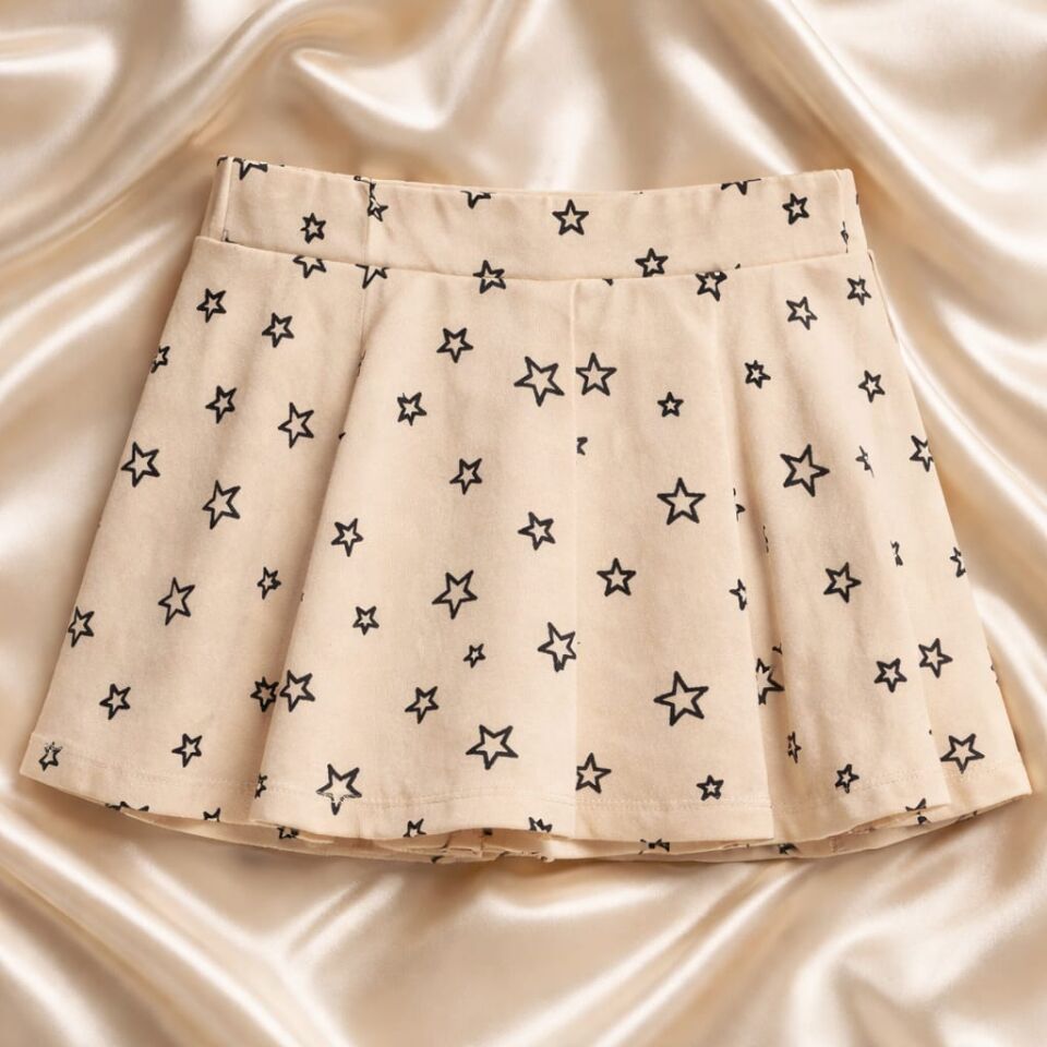 Yıldız Desenli Bej Kız Çocuk Şort Etek – Rahat ve Şık Tasarım