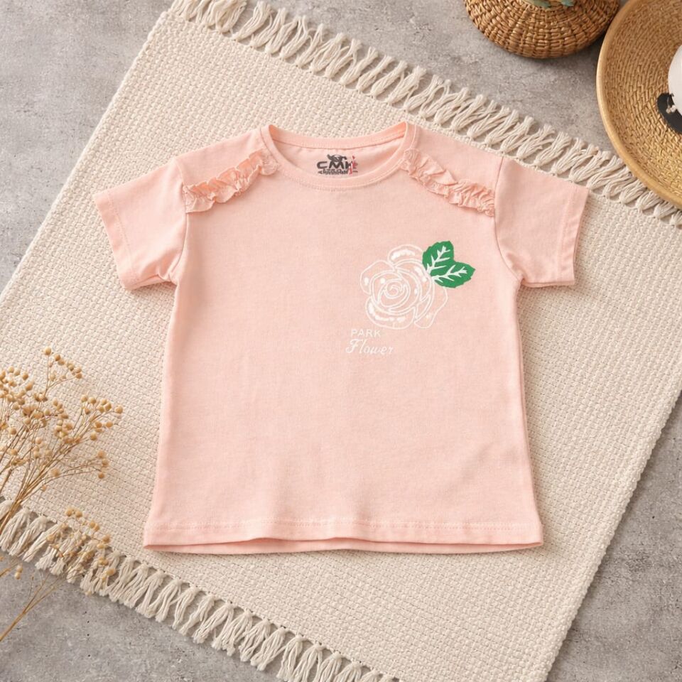 Gül Baskılı Somon Kız Çocuk Tişört – Fırfır Detaylı Şık Tasarım