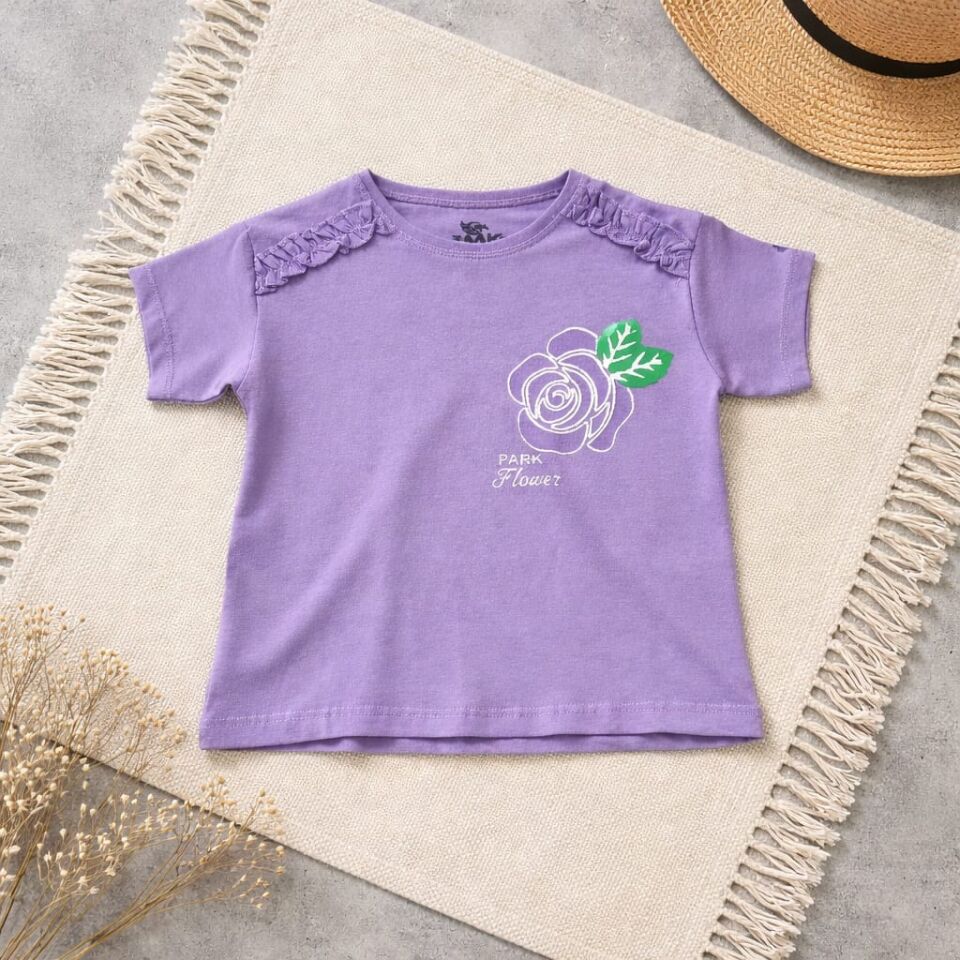 Gül Baskılı Lila Kız Çocuk Tişört – Fırfır Detaylı Şık Tasarım