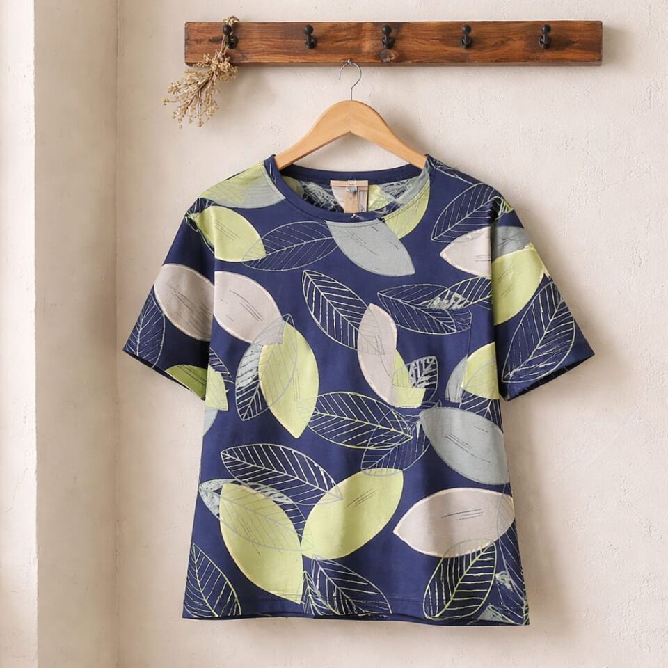 Lacivert Zemin Yaprak Desenli Erkek Çocuk Tişört