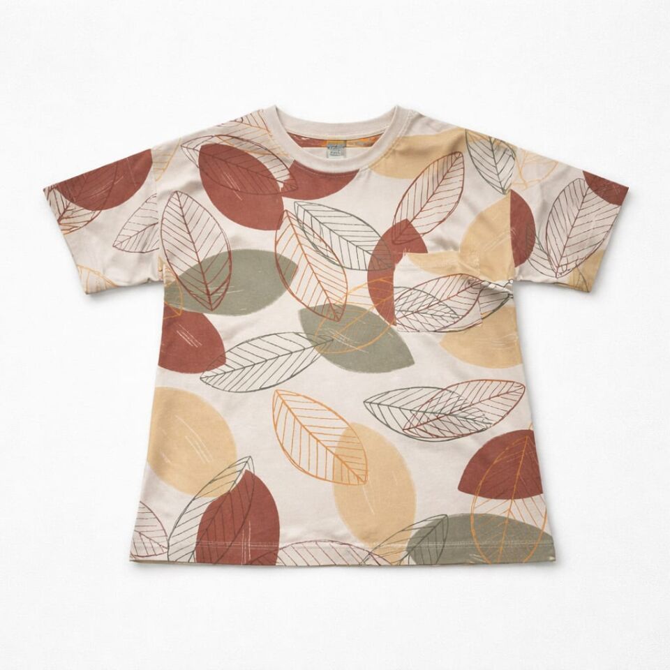 Yaprak Desenli Erkek Çocuk Tişört – Bej Zemin