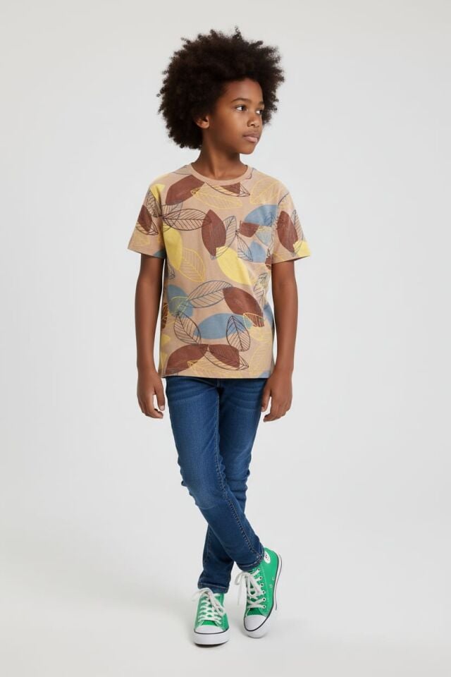 Renkli Yaprak Desenli Erkek Çocuk Tişört