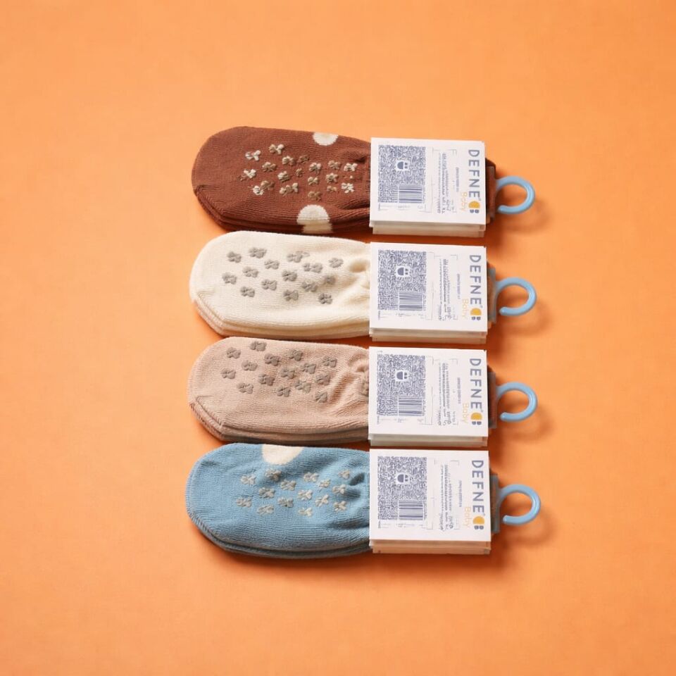 Kaydırmaz Tabanlı Sevimli Figürlü Motifli Çorap 4’lü Set – Kız & Erkek Çocuk